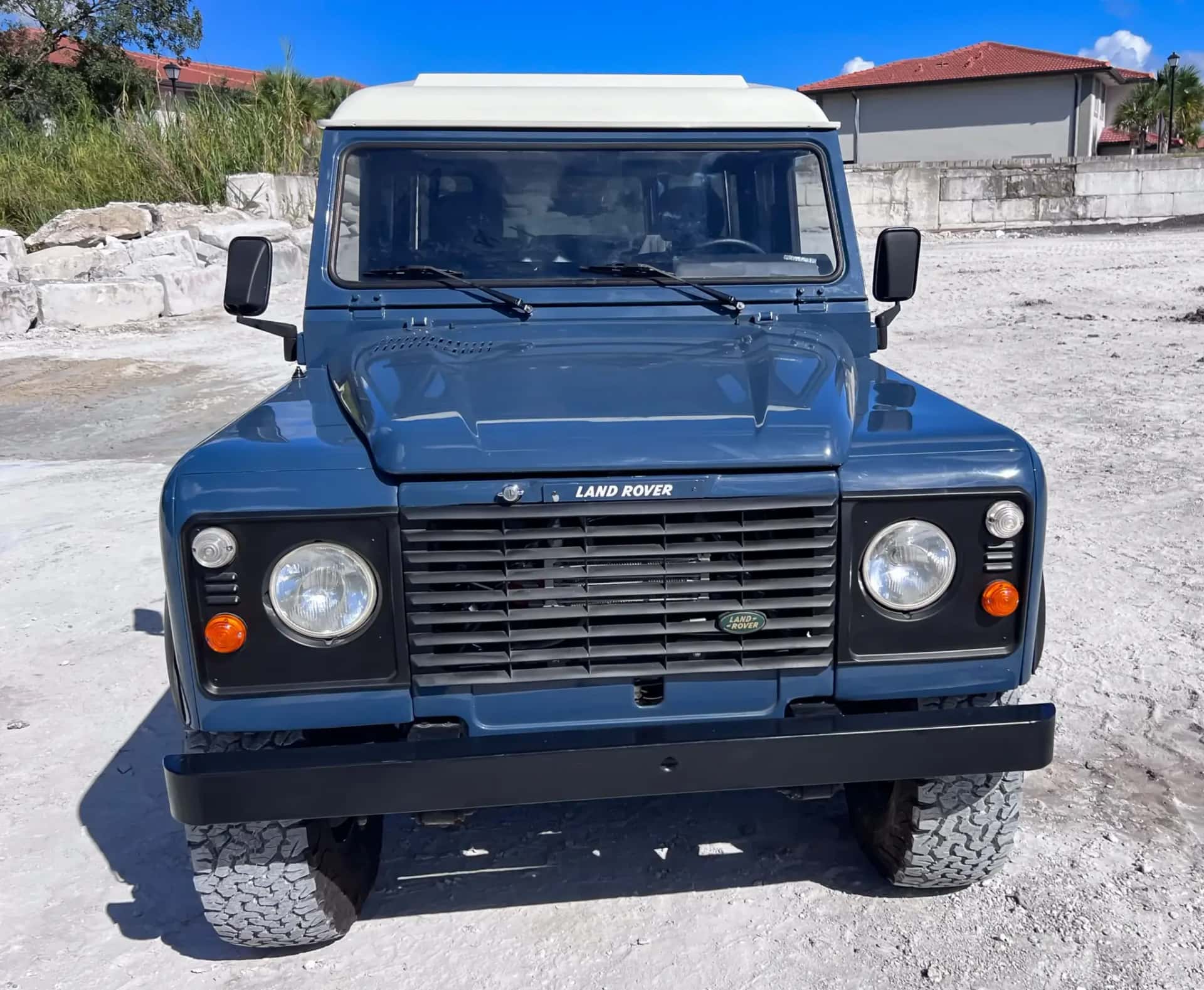 1984 Land Rover 109 Santana sold for $30,251