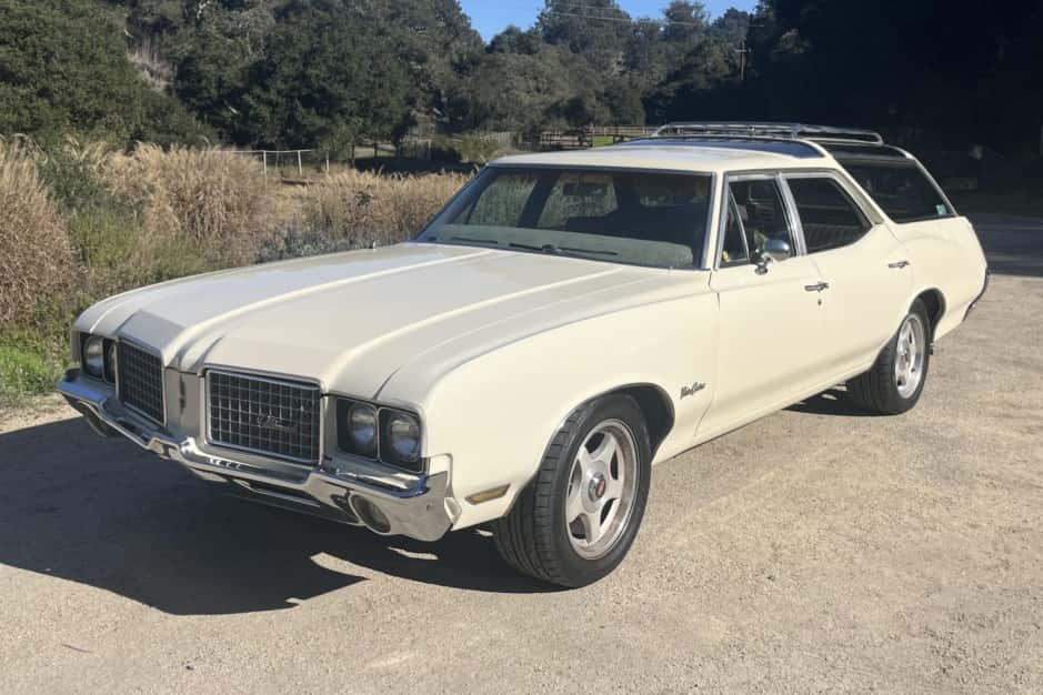 1972 Oldsmobile Vista Cruiser sold for $14,000