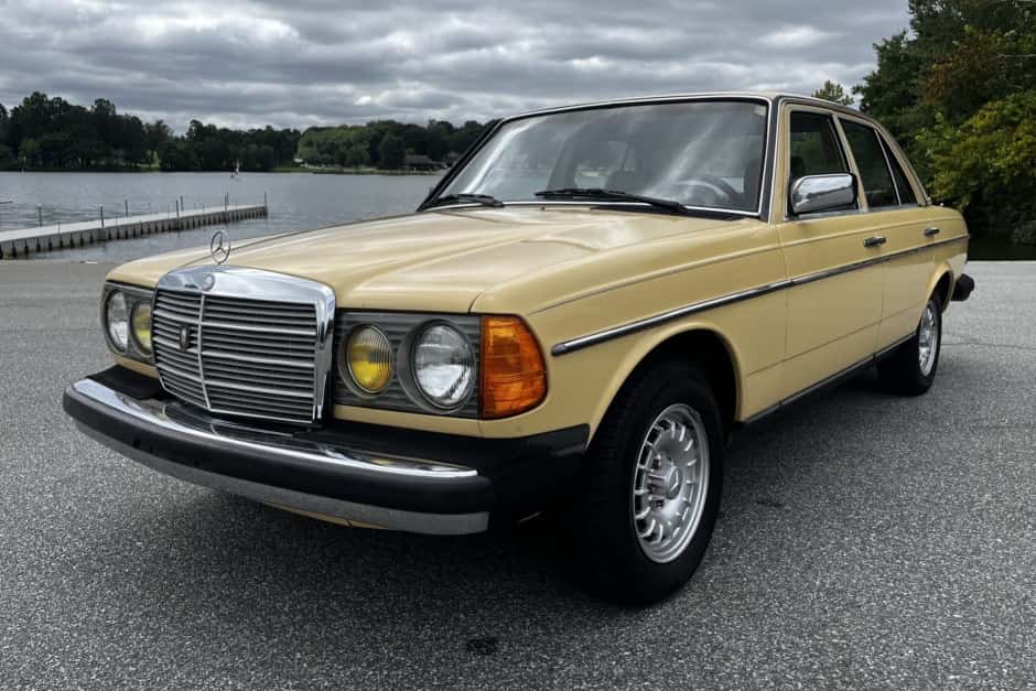 1984 Mercedes-Benz W123 sold for $6,002