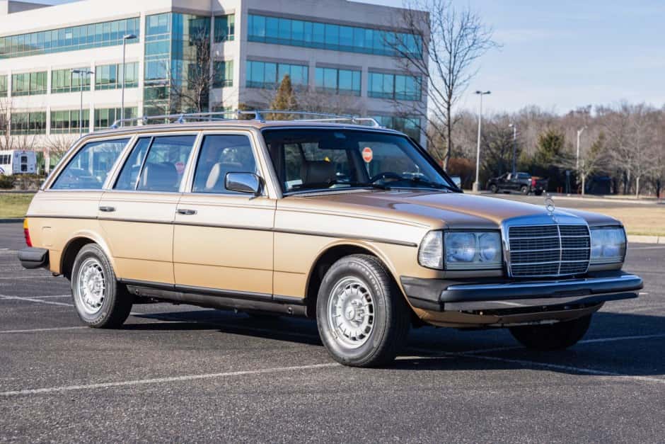 1983 Mercedes-Benz W123 sold for $20,000
