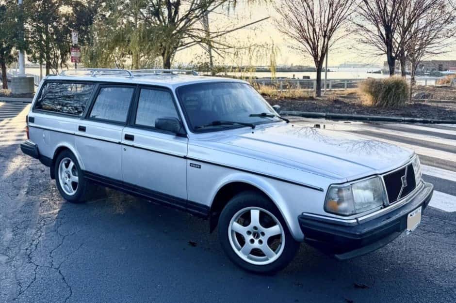 1993 Volvo 240 sold for $5,400