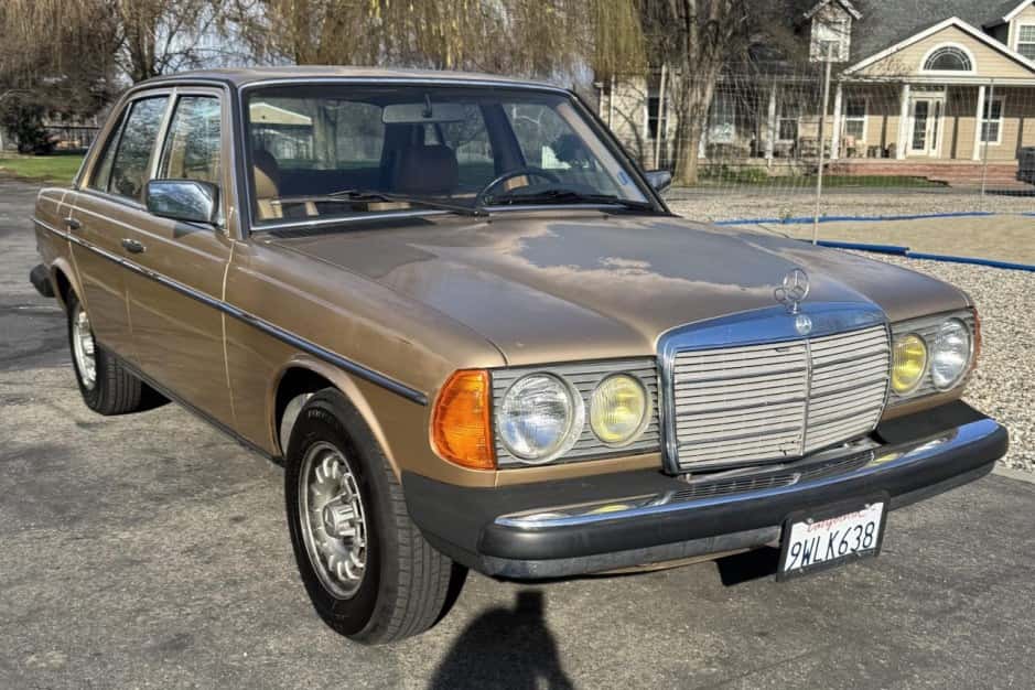 1985 Mercedes-Benz W123 sold for $8,300