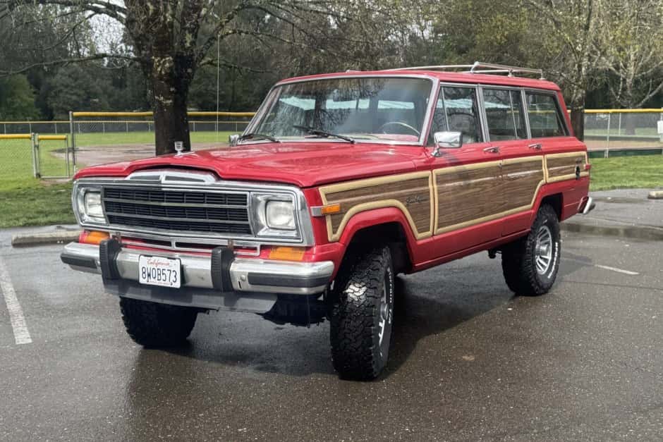 1991 Jeep SJ Grand Wagoneer sold for $17,900