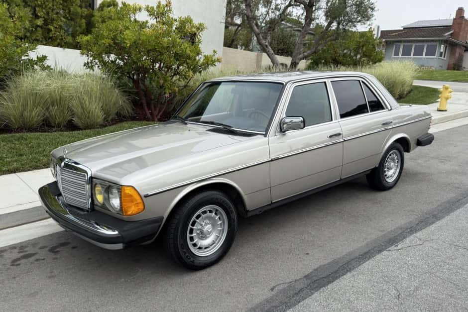 1985 Mercedes-Benz W123 sold for $25,851