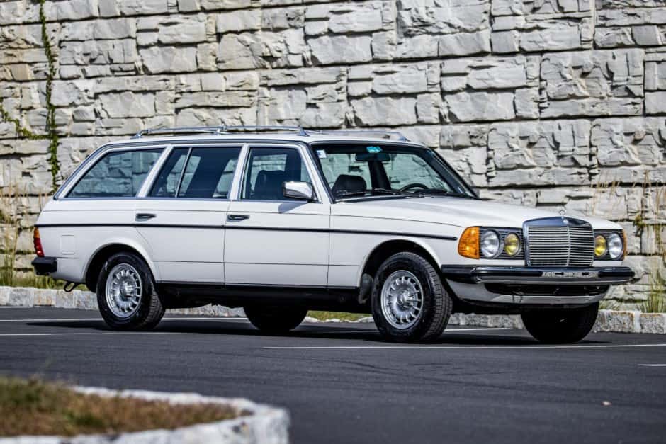 1984 Mercedes-Benz W123 sold for $20,750