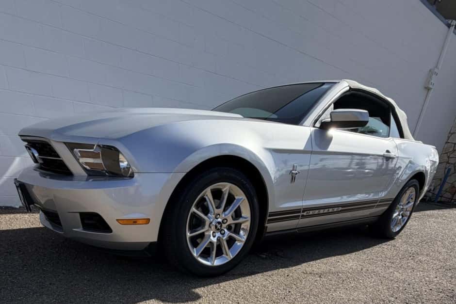 2010 Ford Mustang S197 2005-2014 sold for $10,000