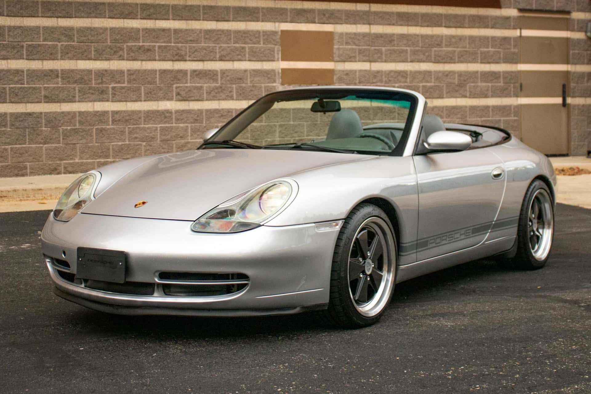 2000 Porsche 996 911 sold for $22,000