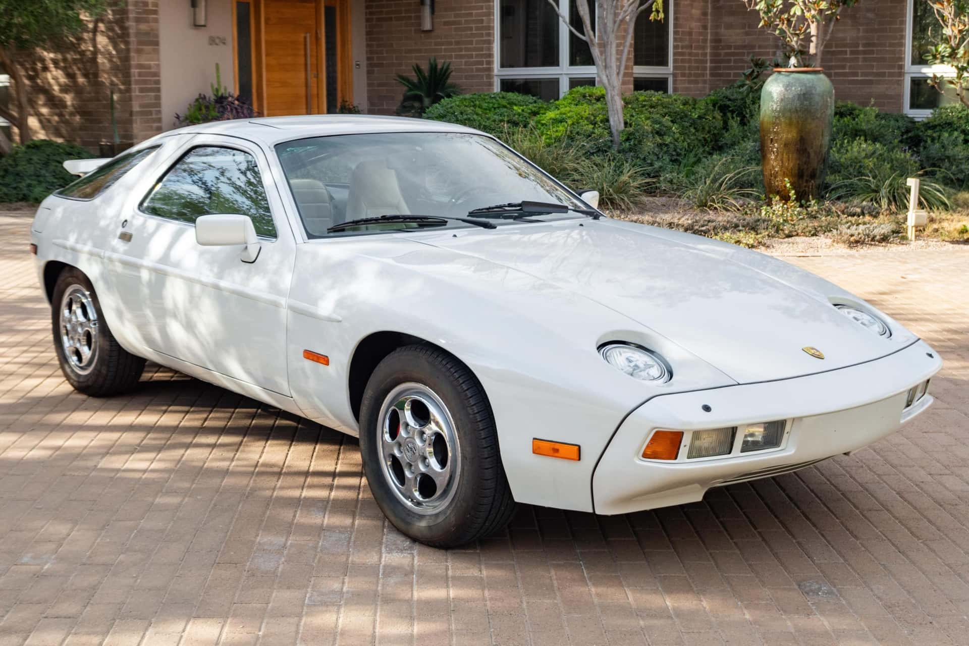 1980 Porsche 928 sold for $7,302