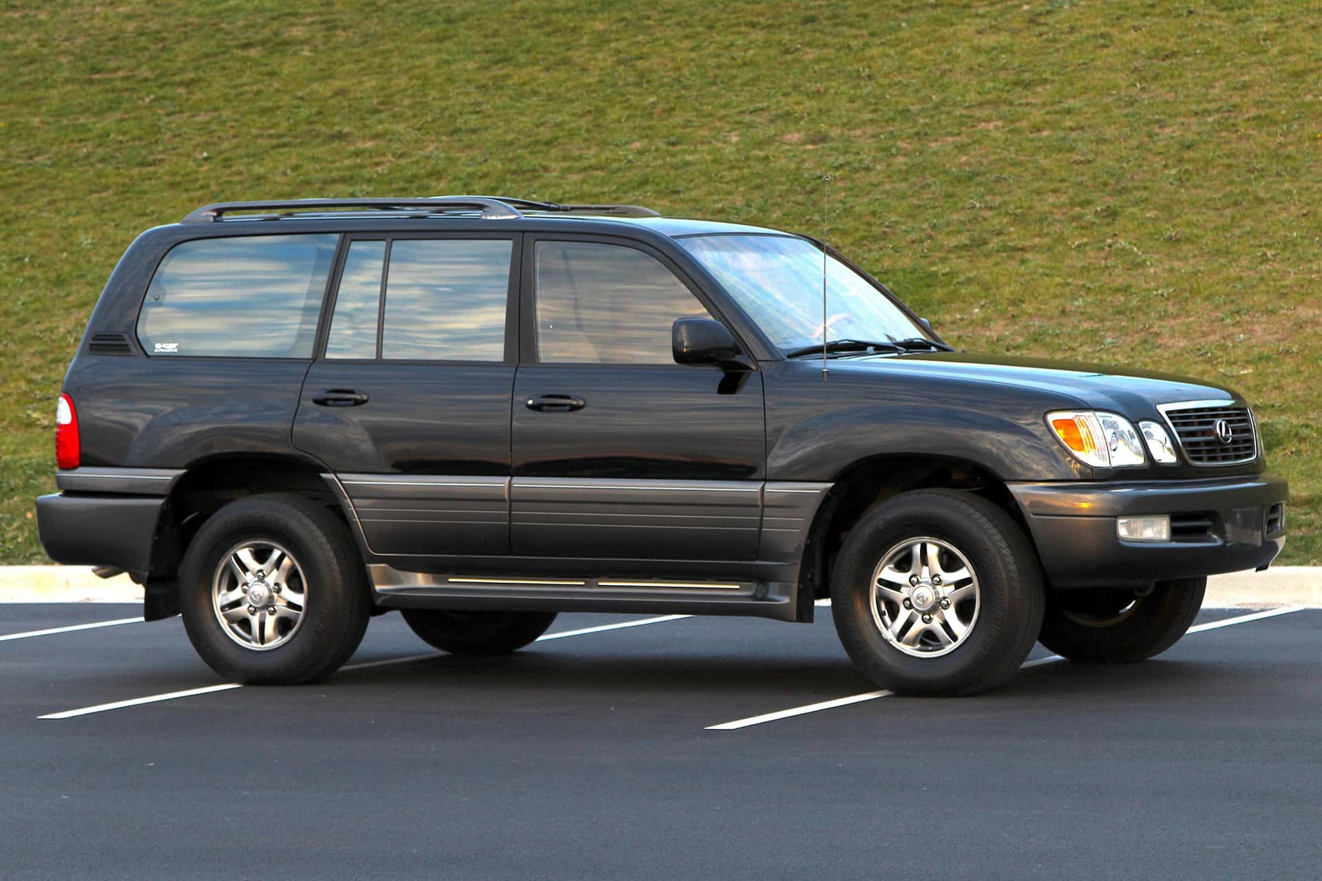2001 Lexus LX sold for $7,700