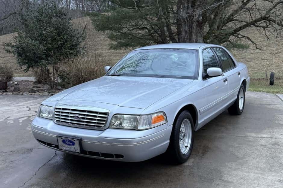 2001 Ford Crown Victoria sold for $6,295