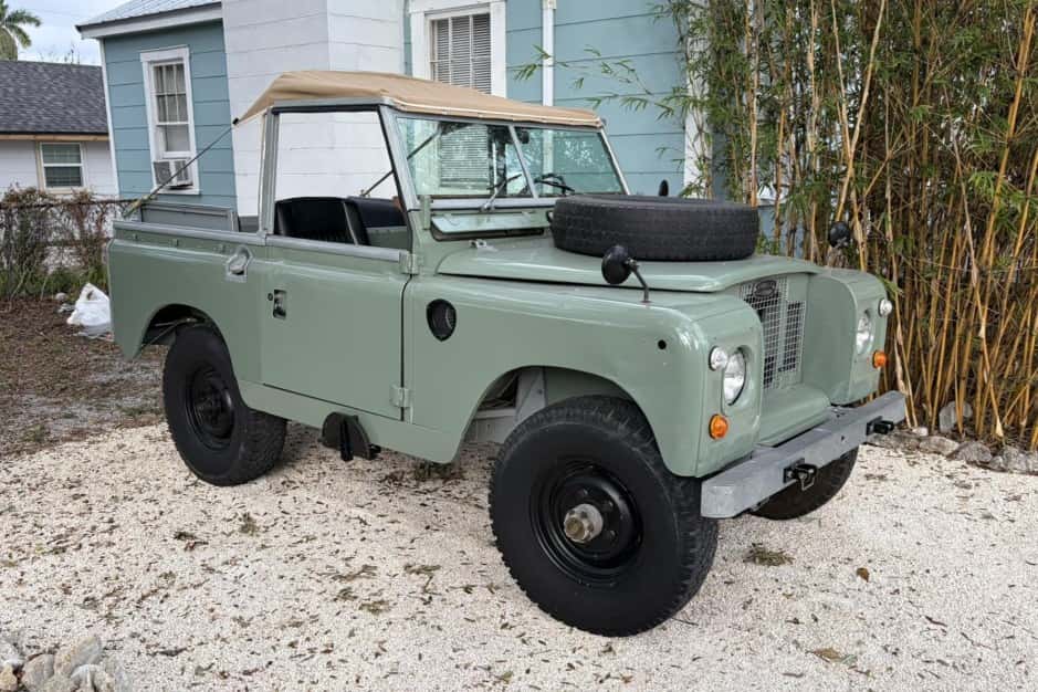 1973 Land Rover Series 88 sold for $18,250