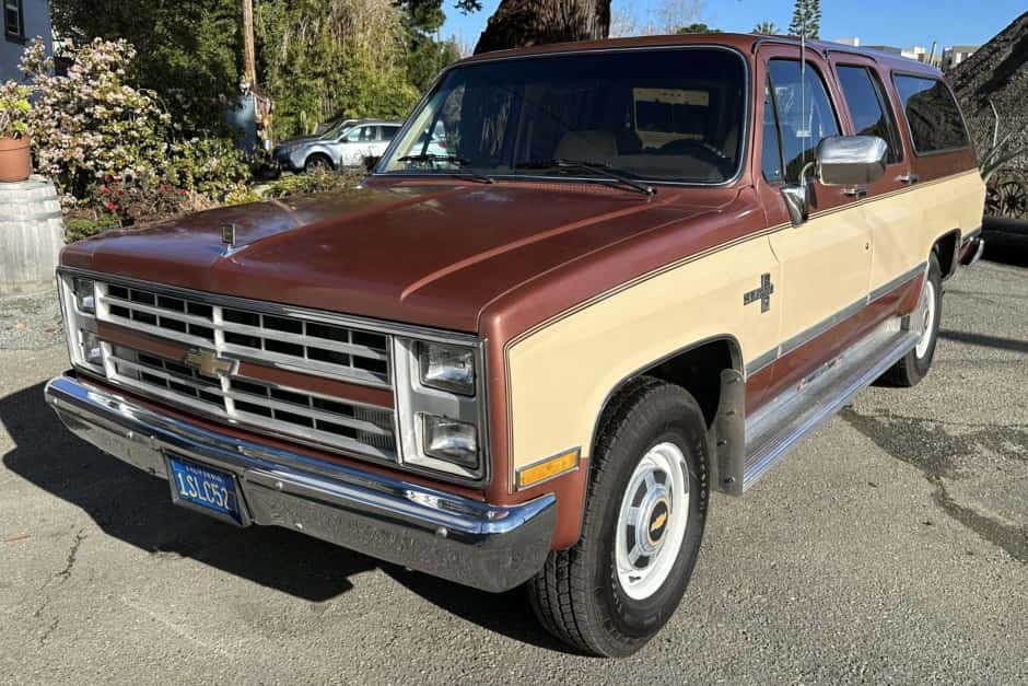 1986 Chevrolet Suburban (1973-1991) sold for $13,750