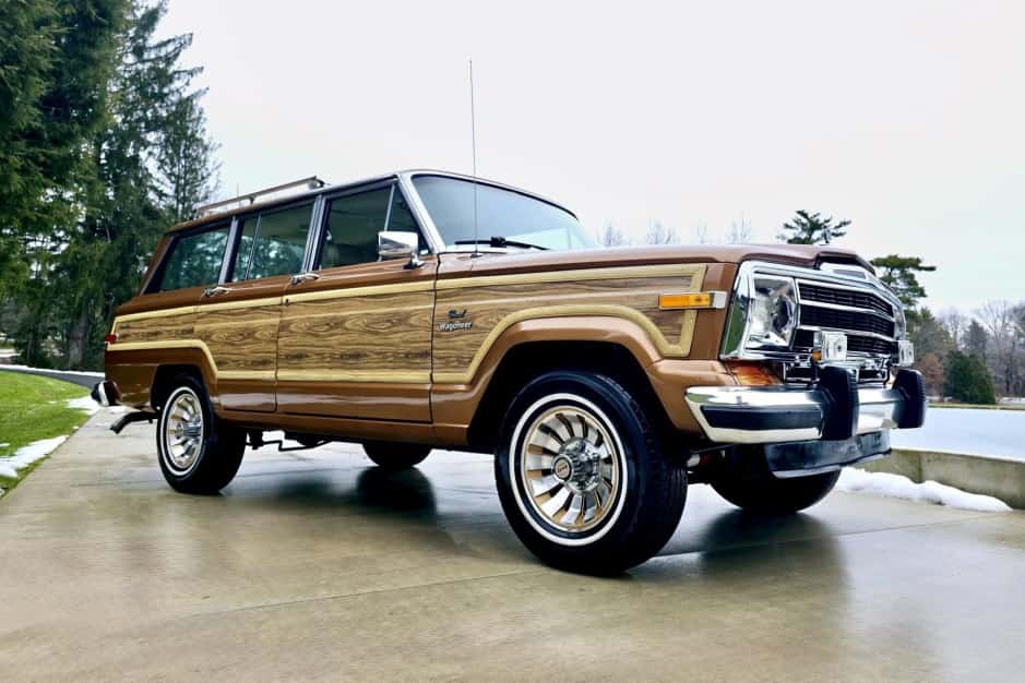 1986 Jeep SJ Grand Wagoneer sold for $31,000