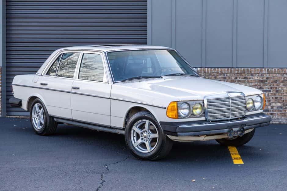1981 Mercedes-Benz W123 sold for $7,500