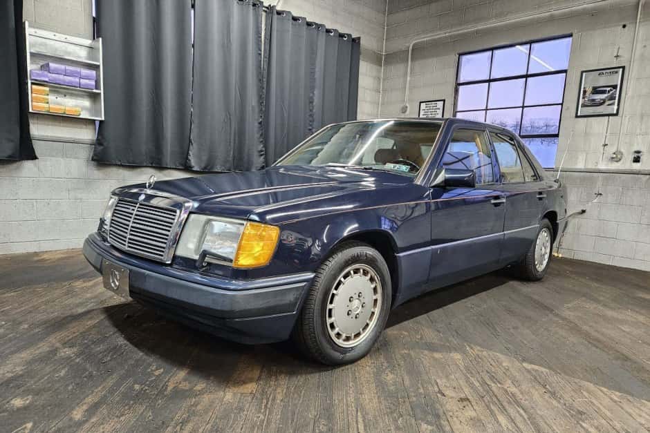1992 Mercedes-Benz W124 E-Class sold for $5,850