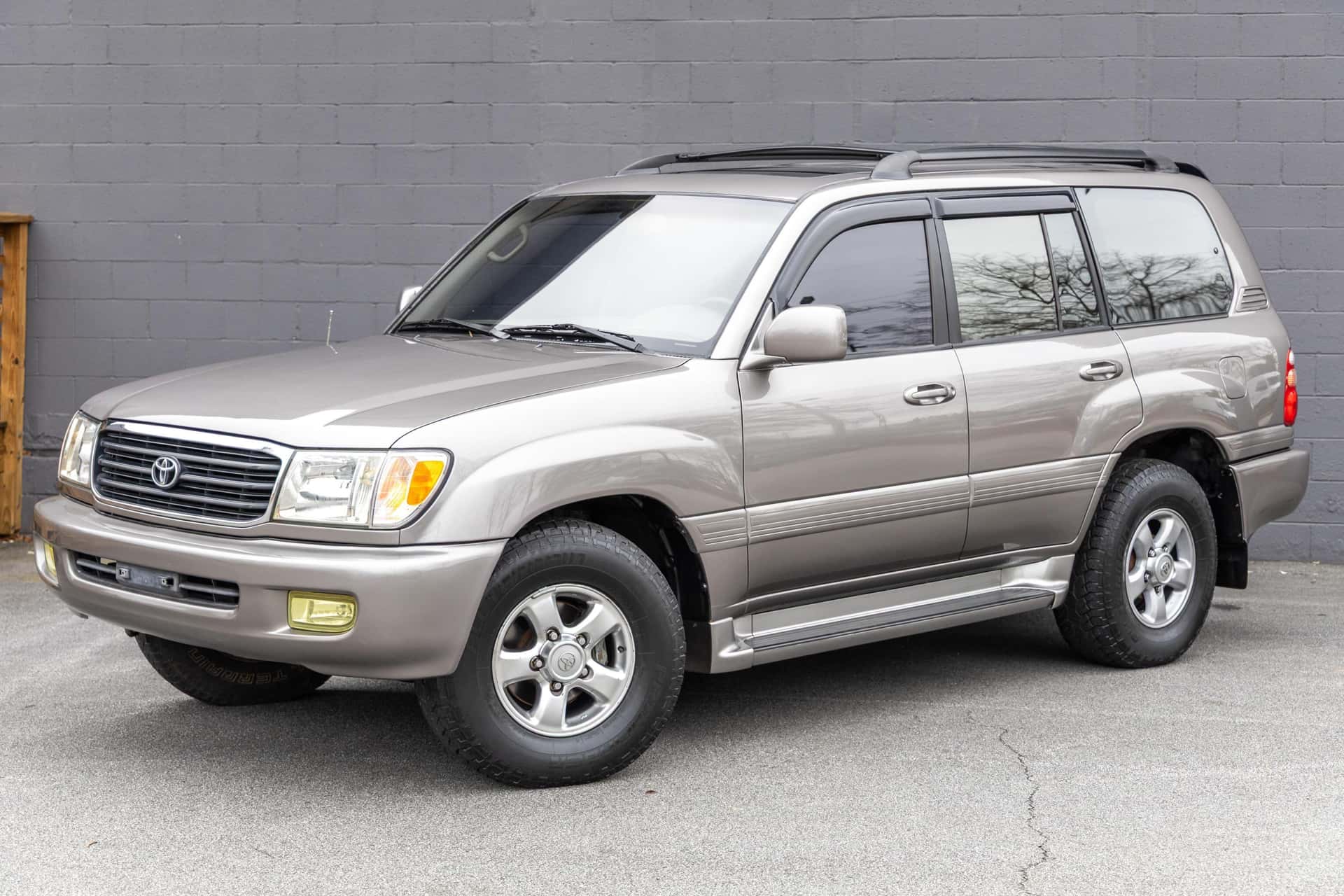 2001 Toyota Land Cruiser sold for $12,500