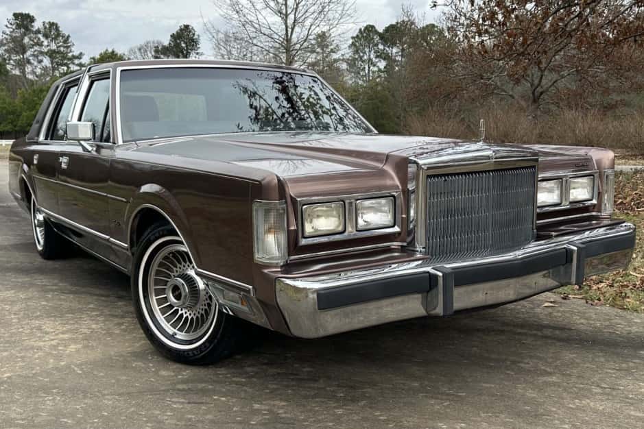 1988 Lincoln Town Car sold for $5,888