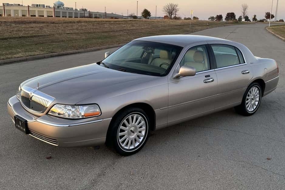2003 Lincoln Town Car sold for $16,250