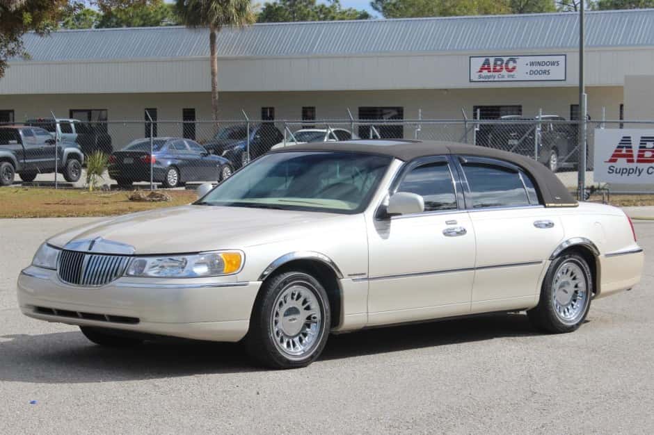 2001 Lincoln Town Car sold for $11,250