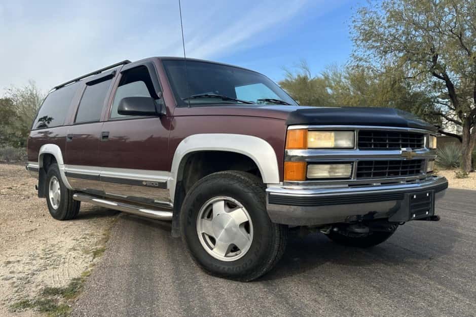 1997 Chevrolet Suburban (GMT400 1992-1999) sold for $10,100