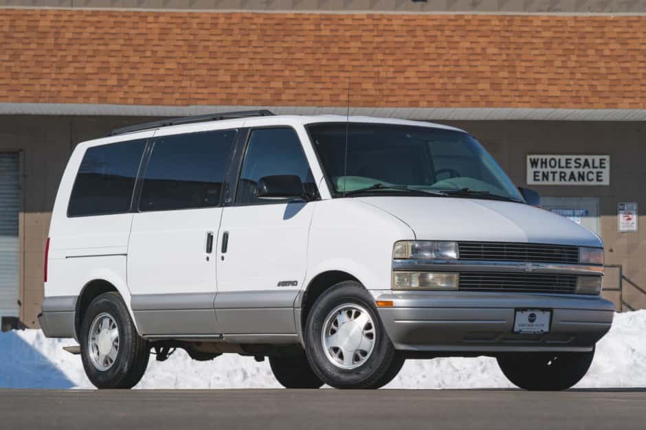 2000 Chevrolet Astro sold for $8,800