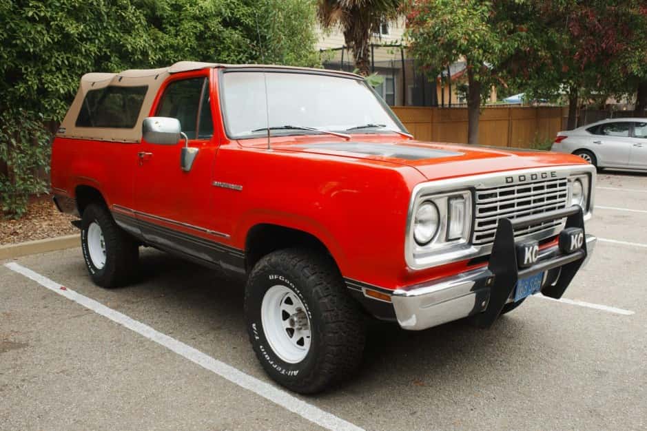 1977 Dodge Ramcharger / Plymouth Trail Duster sold for $11,000