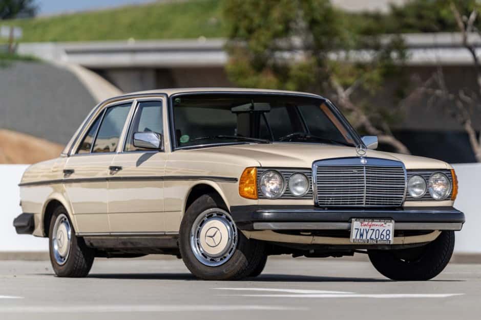 1977 Mercedes-Benz W123 sold for $6,900