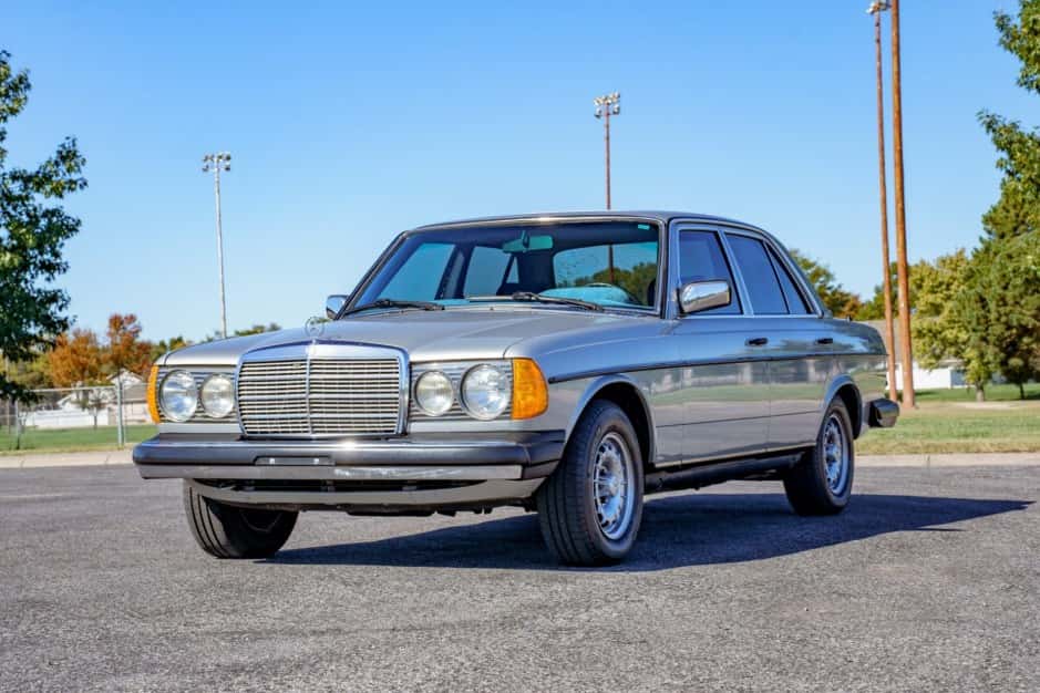 1980 Mercedes-Benz W123 sold for $5,700