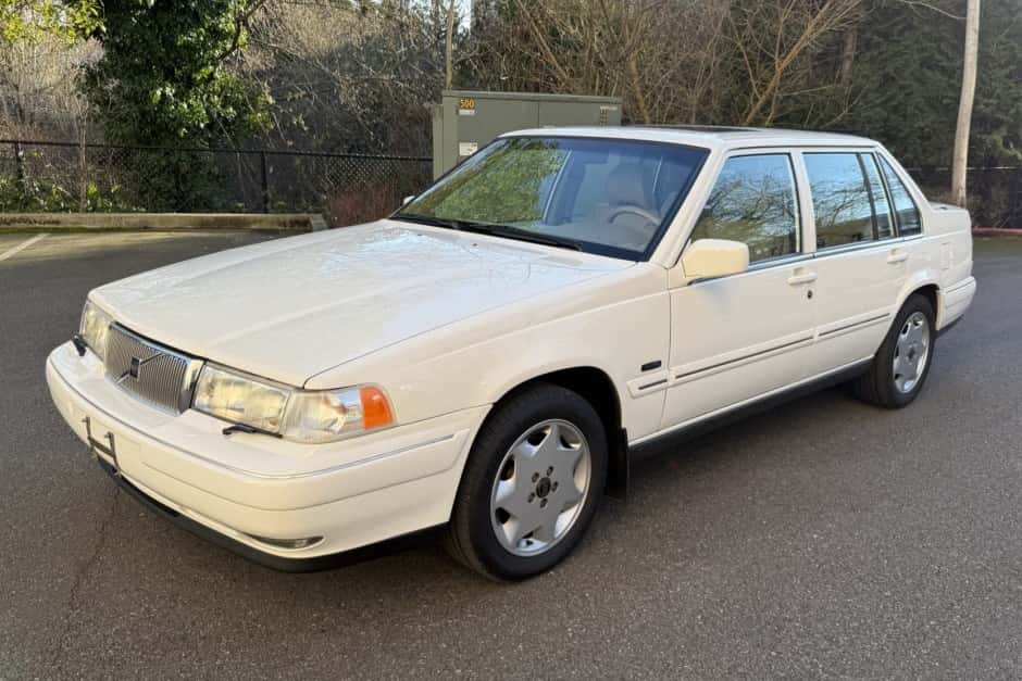 1998 Volvo 900-Series sold for $10,750