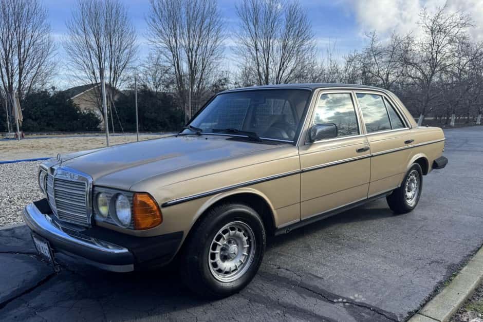 1985 Mercedes-Benz W123 sold for $9,111