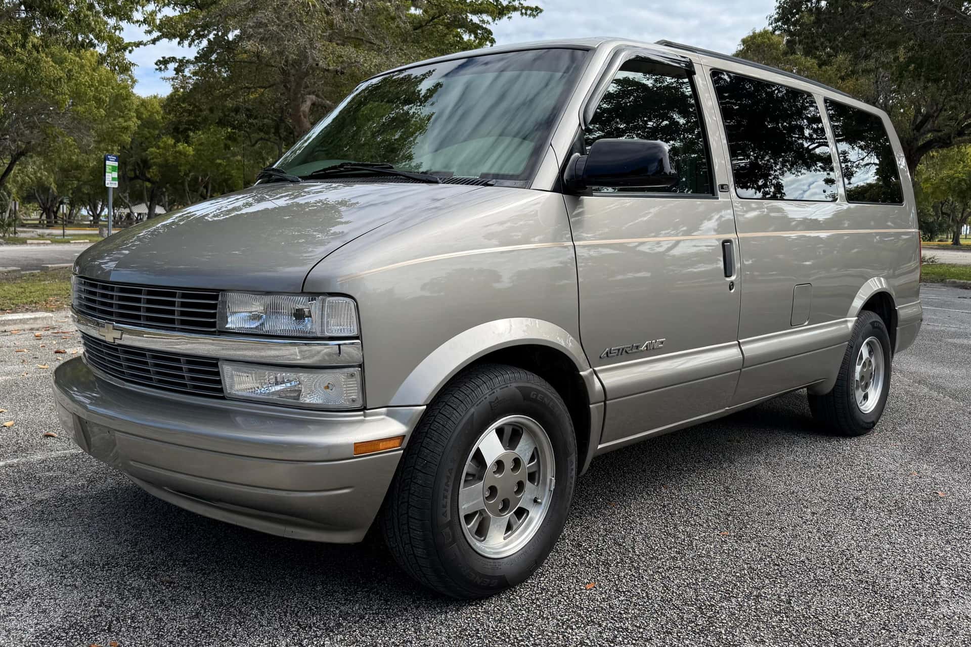 2002 Chevrolet Astro sold for $8,300