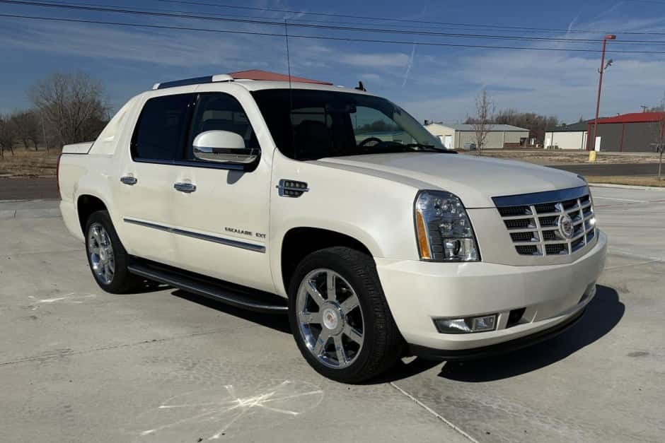 2012 Cadillac Escalade & EXT GMT900 (2007-2014) sold for $32,500