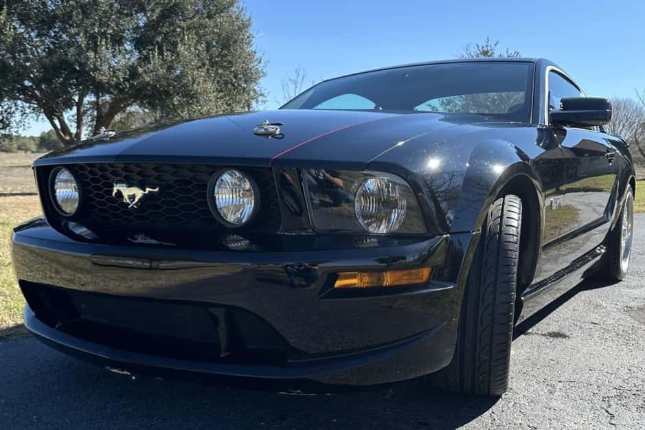2005 Ford Mustang S197 2005-2014 sold for $15,000