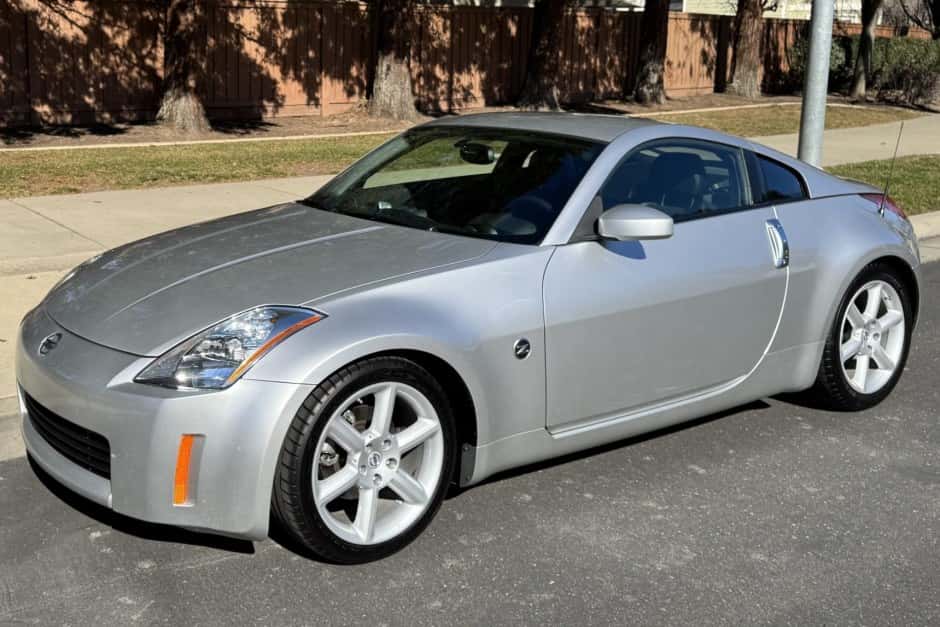 2004 Nissan 350Z sold for $17,750