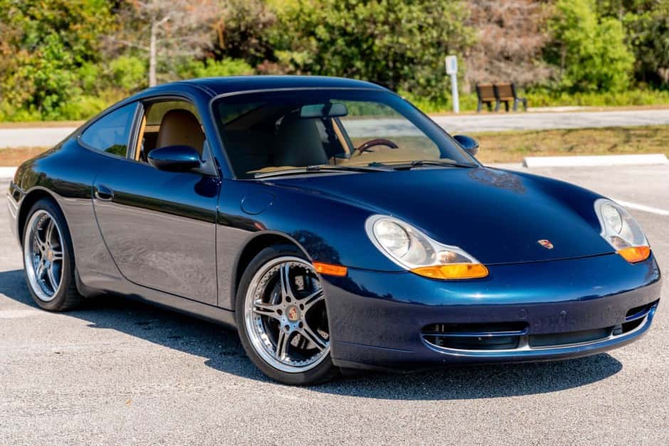 1999 Porsche 996 911 Carrera sold for $38,600