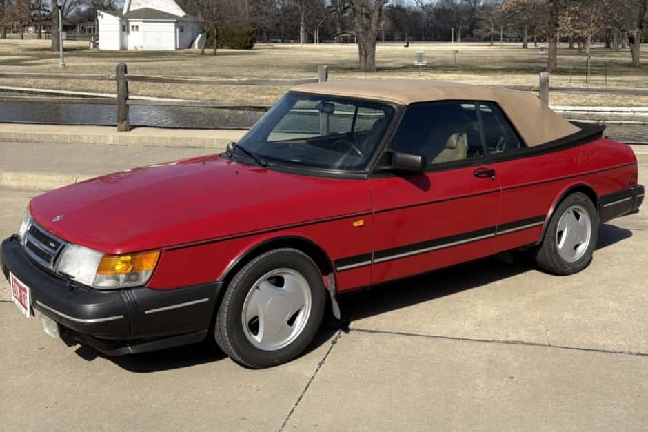 1994 Saab 900 sold for $9,325
