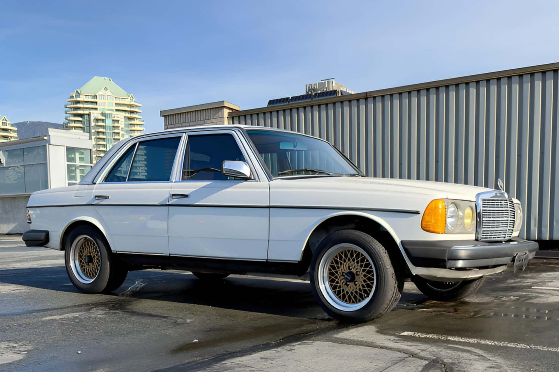 1984 Mercedes-Benz E-Class sold for $6,555