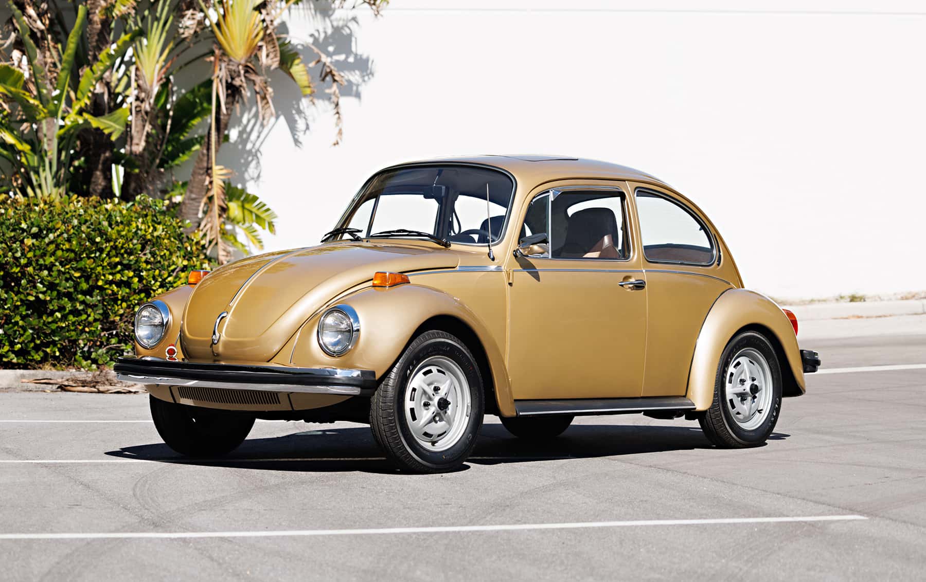 1975 Volkswagen Super Beetle sold for $21,840