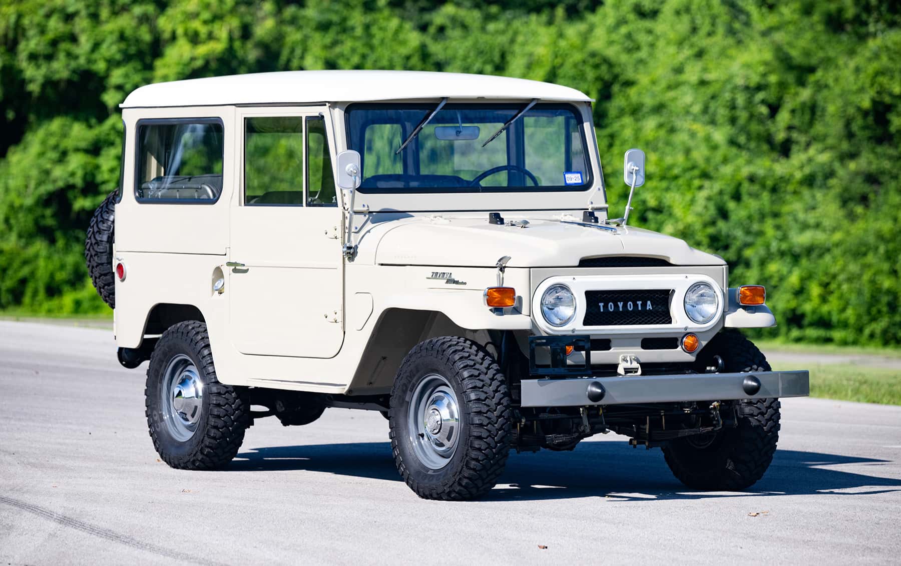 1969 Toyota FJ40 Land Cruiser sold for $49,280