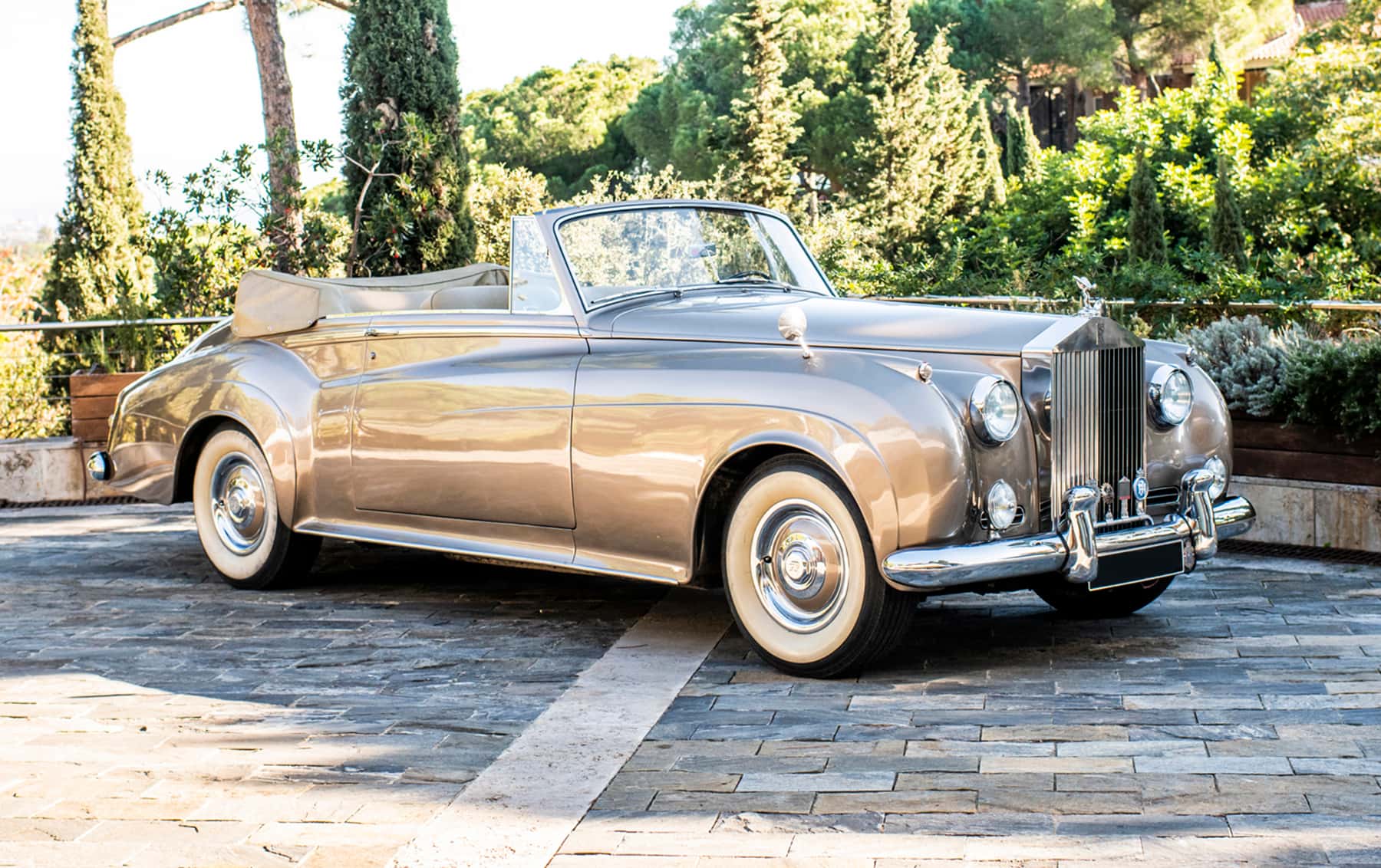 1961 Rolls-Royce Silver Cloud II Drophead Coupe sold for $195,500