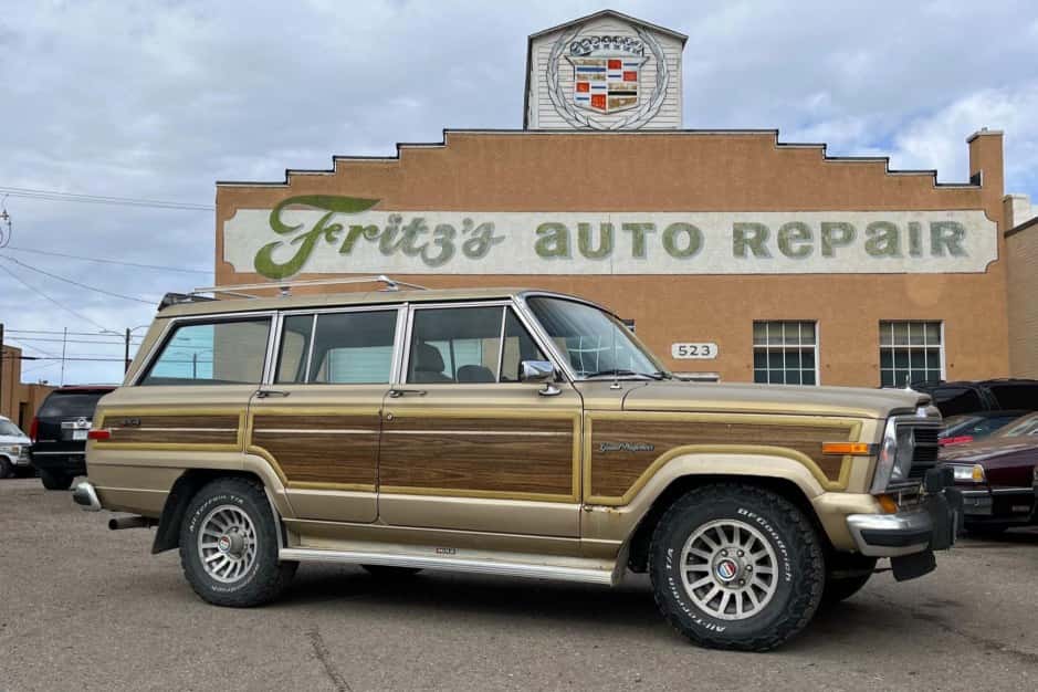1989 Jeep SJ Grand Wagoneer sold for $6,900