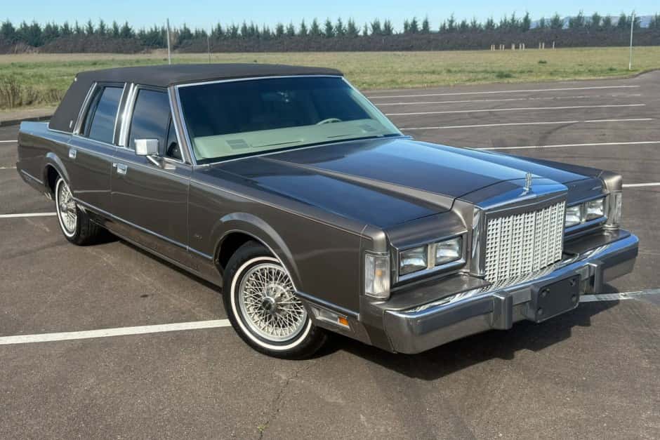 1985 Lincoln Town Car sold for $3,500