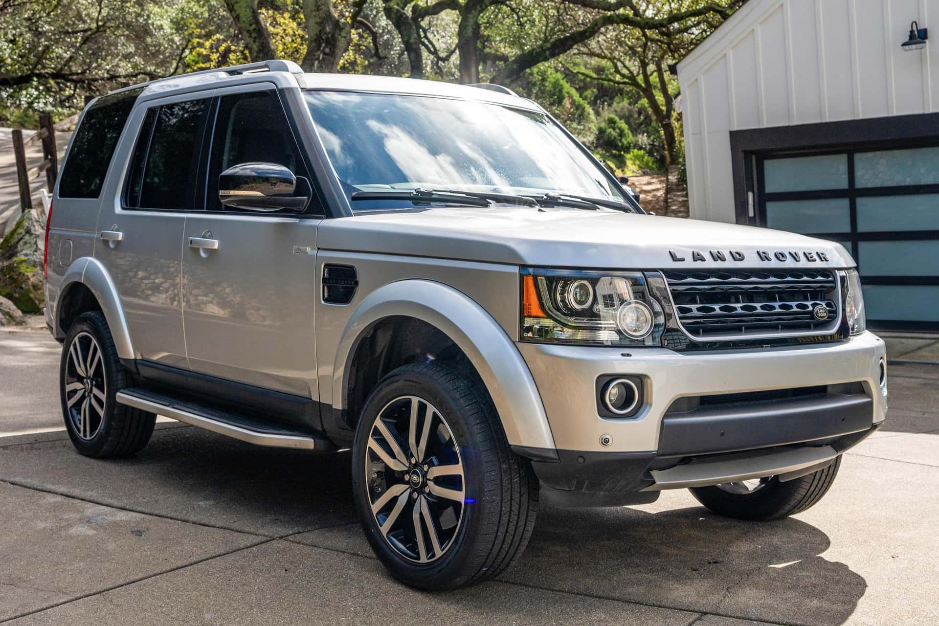 2016 Land Rover LR4 sold for $15,888