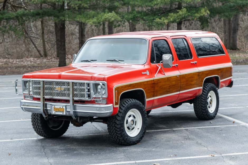 1977 Chevrolet Suburban (1973-1991) sold for $28,000