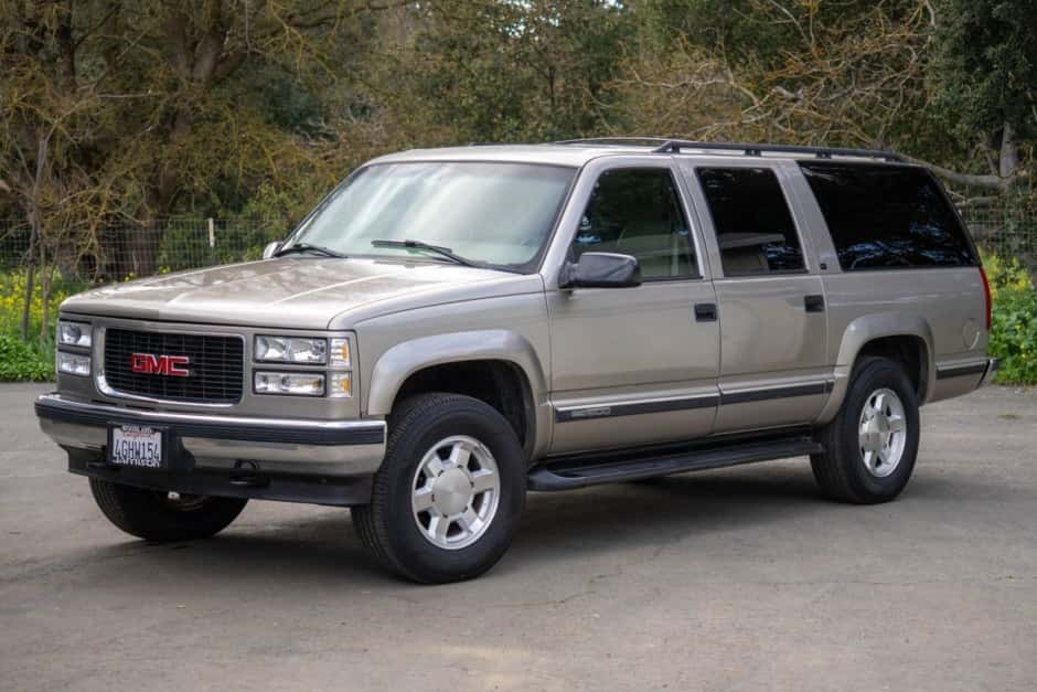 1999 GMC Suburban (GMT400 1992-1999) sold for $11,250