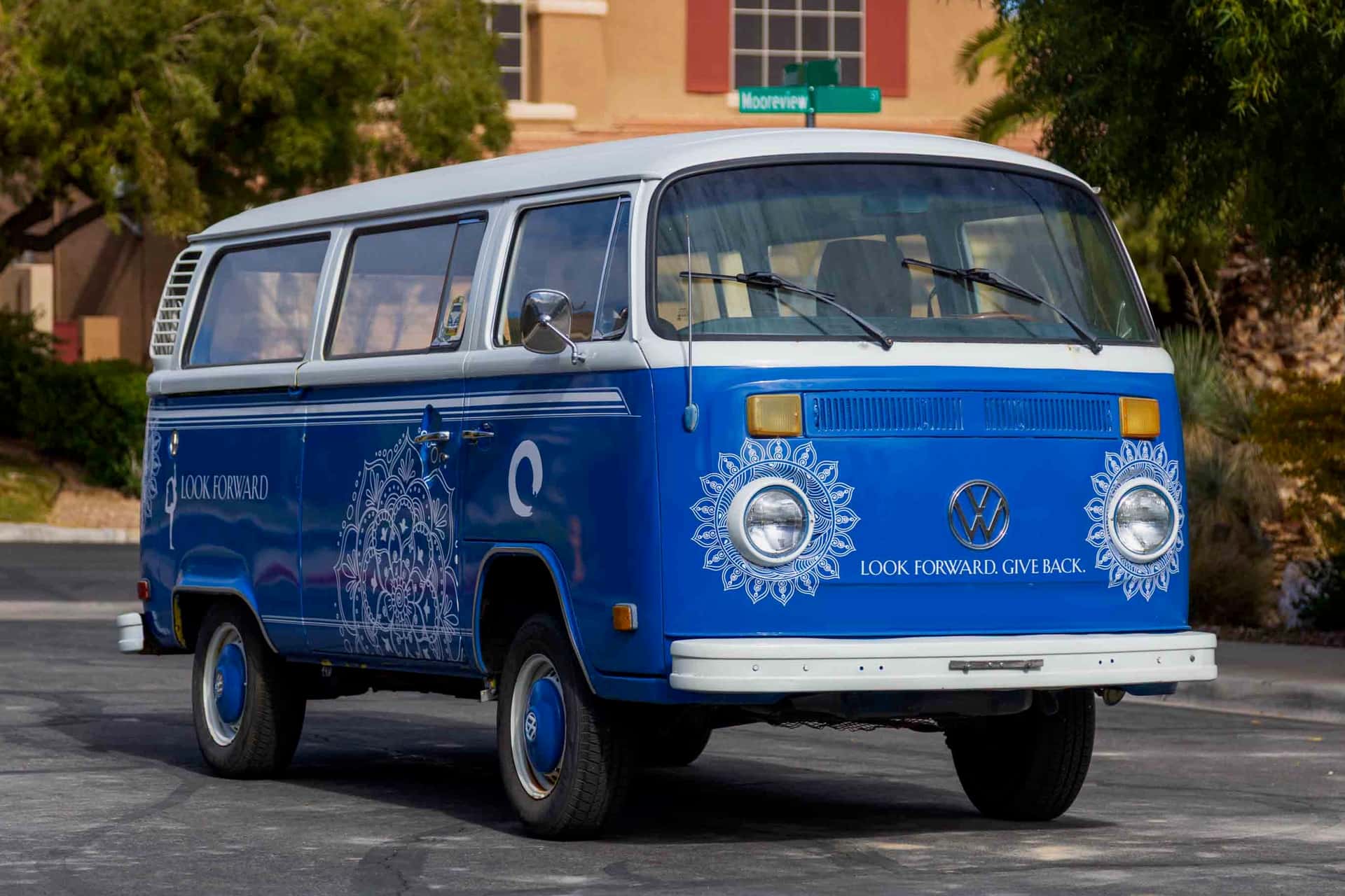 1977 Volkswagen Type 2 Bus sold for $9,300