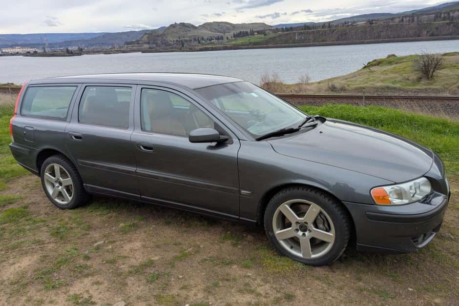 2004 Volvo V70R sold for $11,250