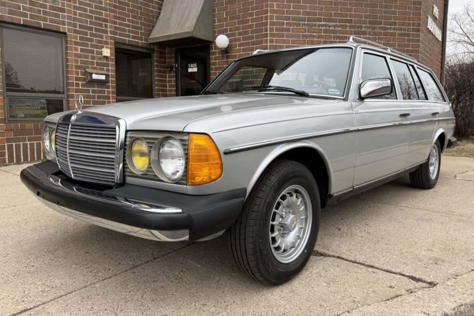 1984 Mercedes-Benz W123 sold for $25,000