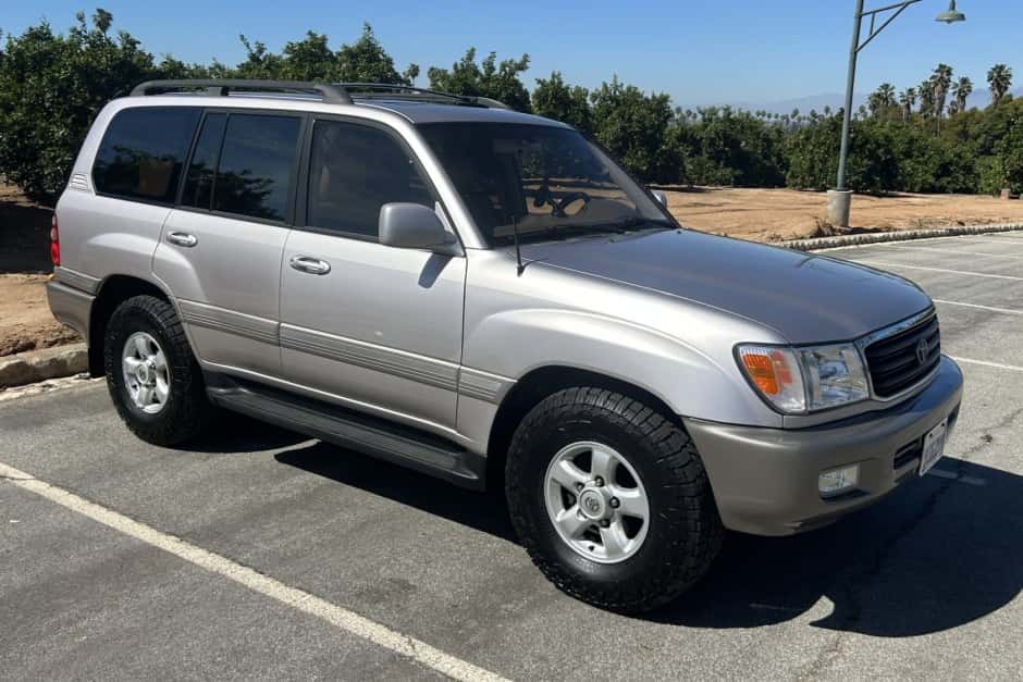 1999 Toyota Land Cruiser 100-Series sold for $18,250
