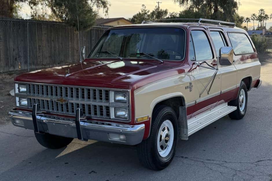 1982 Chevrolet Suburban (1973-1991) sold for $9,200